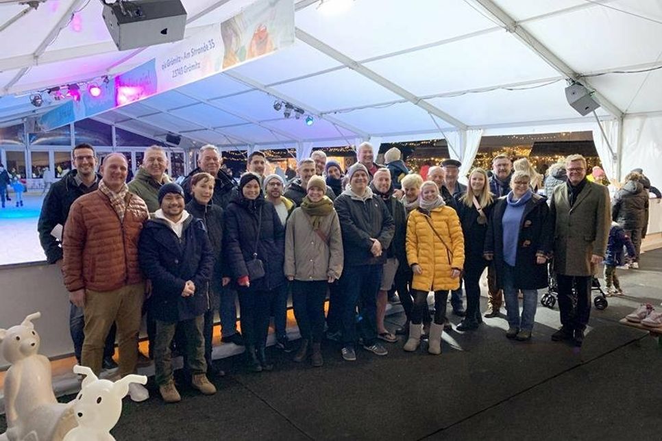 Sponsoren und Tourismus-Service feierten den gelungenen Auftakt der Grömitzer Eiszeit.