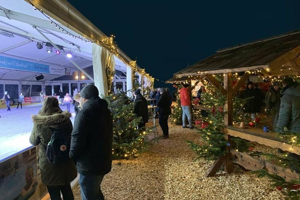 Glühwein, weihnachtliche Deko, der Blick auf die Eisbahn - und am Tag auch auf die Ostsee - laden auf dem Gelände zum Verweilen ein.