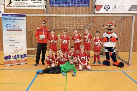 Sieger des E-Jugend-Turniers: die SG Schönwalde/Hansühn zusammen mit Creditfair Maskottchen „Fairnadinho“.