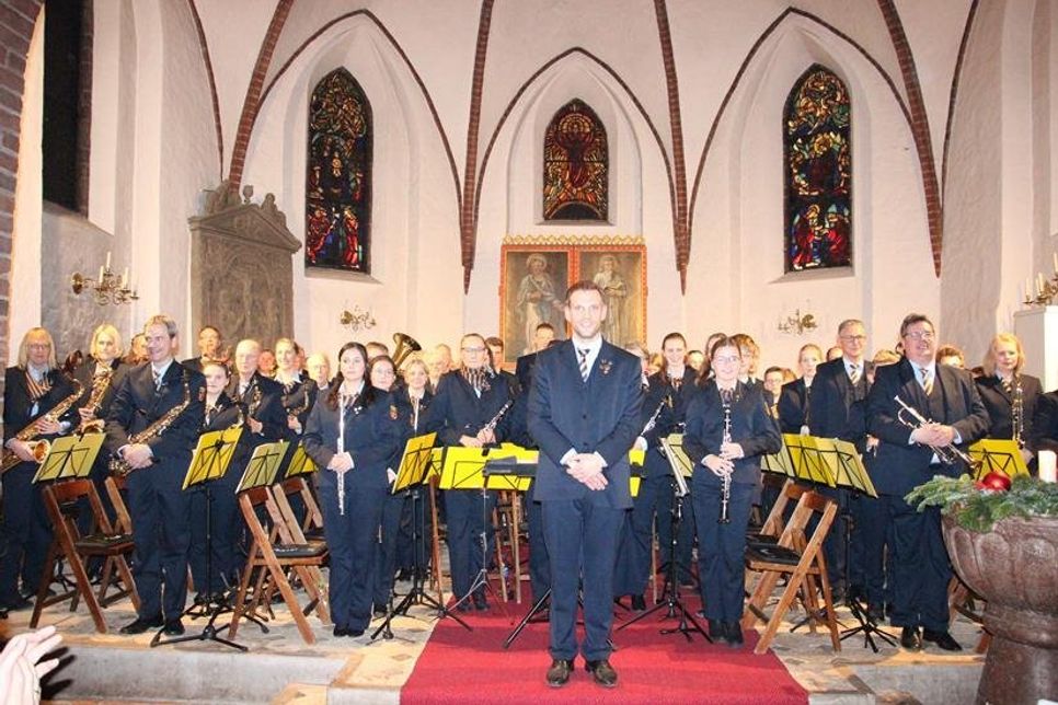 Das Blasorchester Lensahn mit seinem musikalischen Leiter Alexander Wulf (Mitte).