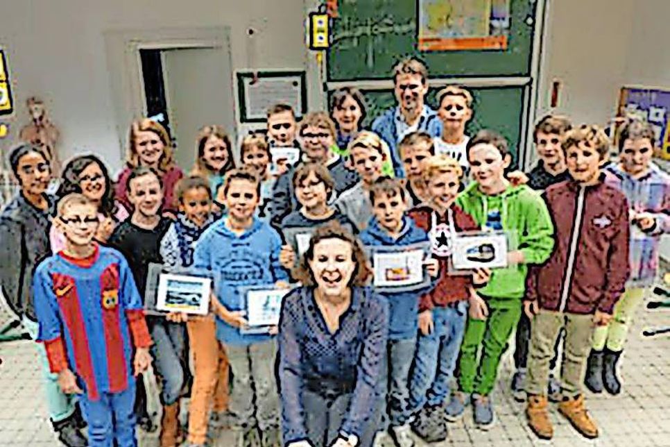 Die 6d der Wilhelm Wisser-Schule hatte eine Menge Spaß mit Armandine Joan und dem FranceMobil.