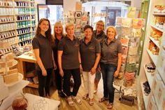 Das Team von Inhaberin Susanne Scholz (re.) besteht aus lauter Expertinnen für Tee, schöne Geschenke und herzliche Beratung.