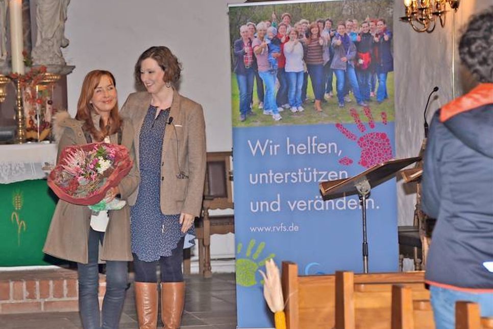 Standing Ovations für Stiftungsgründerin Annette Rexrodt von Fircks (lks.), auf dem Foto mit Moderatorin Kathrin Spielvogel. Schon mehr als 4.000 betroffenen Familien konnte die Stiftung mit dem Projekt „gemeinsam gesund werden“ seit 2006 helfen.