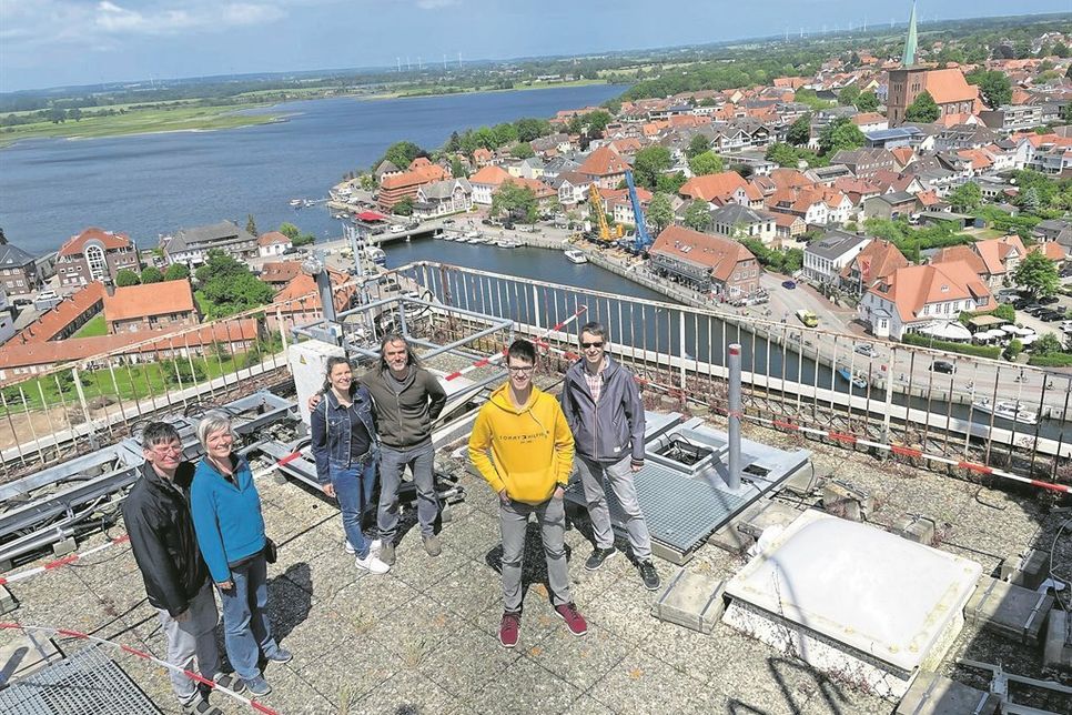 Auch diese sechs Neustädter hatten an der reporter-Verlosung und -Versteigerung teilgenommen und durften die spektakuläre Aussicht vom Turm des HaGe-Speichers genießen.