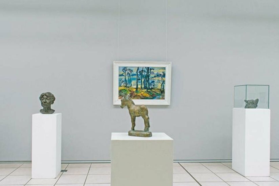 Blick in Ausstellungshalle: Skulpturen von Karin Hertz, Gemälde von Otto Niemeyer-Holstein.