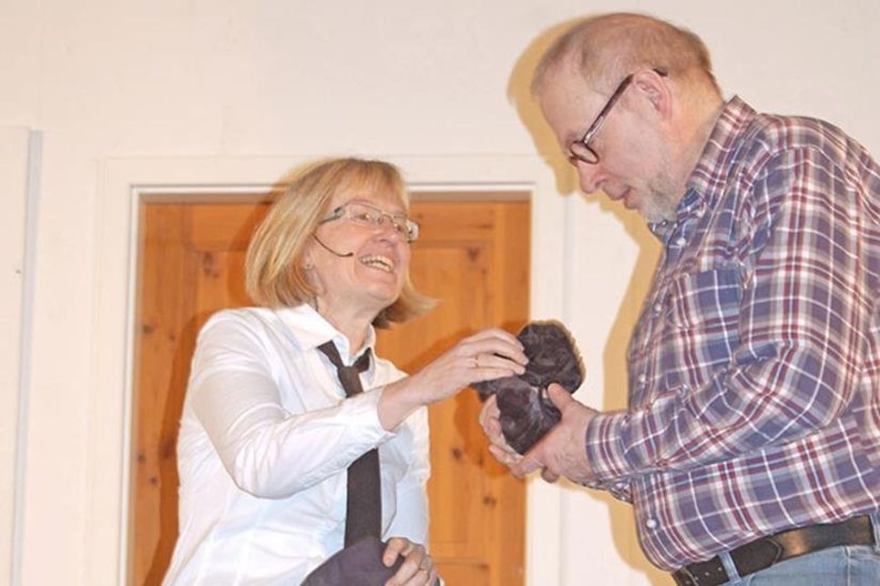 Rita von der Weide (Marlen Grapatin rechts) macht dem Hoteldirektor Philipp Steffens (Cindy Vacek-Kropp) ganz schön das Leben schwer.