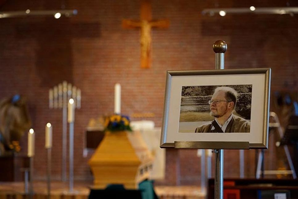 In der Waldkirche Timmendorfer Strand fand am heutigen Freitag eine bewegende und würdevolle Trauerfeier für Pastor Prof. Thomas Vogel statt.