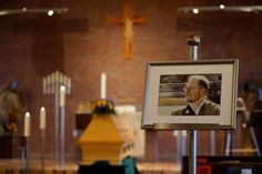In der Waldkirche Timmendorfer Strand fand am heutigen Freitag eine bewegende und würdevolle Trauerfeier für Pastor Prof. Thomas Vogel statt.