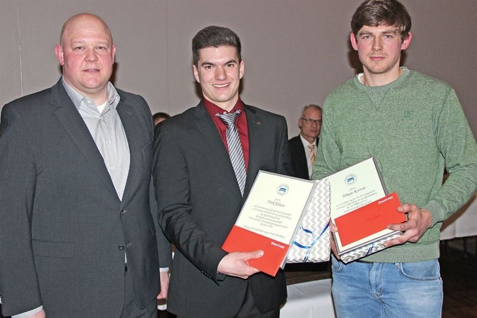 Obermeister Björn Bigga mit den Innungsbesten Nick Kliese und Tilman Krause (v. lks.).