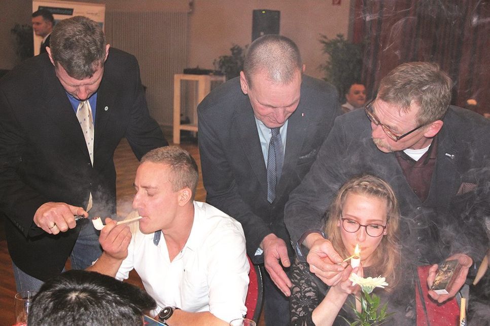 Die Junggesellen wurden durch das traditionelle Rauchen einer Pfeife in den Gesellenstand gehoben.