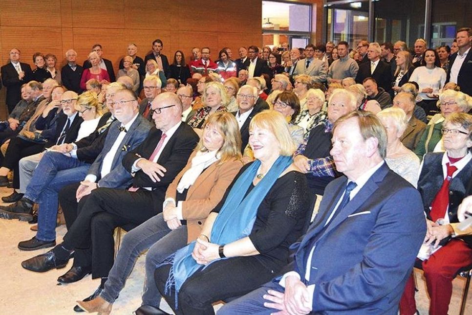 Viel Prominenz hatte sich zum Neujahrsempfang in Stockelsdorf eingefunden, der erstmals im Sitzungssaal stattfand.
