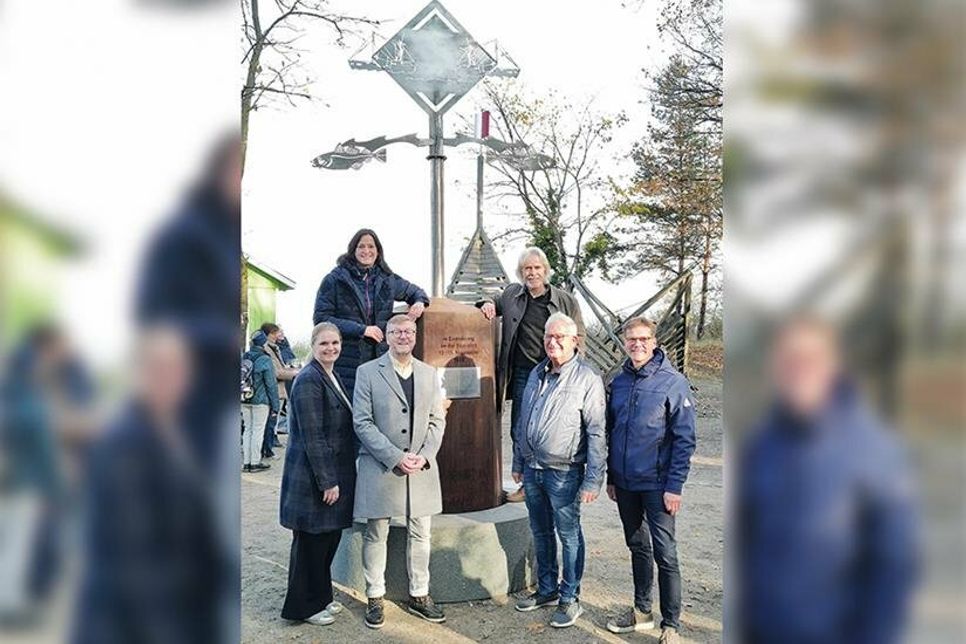 Bürgervorsteherin Anja Evers (von links), schräg dahinter Silke Szymoniak (TSNT), Bürgermeister Sven Partheil-Böhnke, oben rechts Rainer Wiedemann, darunter Andreas Müller (Vorsitzender des FVV) und Tourismusdirektor Joachim Nitz nach der Enthüllung der Skulptur.