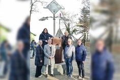 Bürgervorsteherin Anja Evers (von links), schräg dahinter Silke Szymoniak (TSNT), Bürgermeister Sven Partheil-Böhnke, oben rechts Rainer Wiedemann, darunter Andreas Müller (Vorsitzender des FVV) und Tourismusdirektor Joachim Nitz nach der Enthüllung der Skulptur.