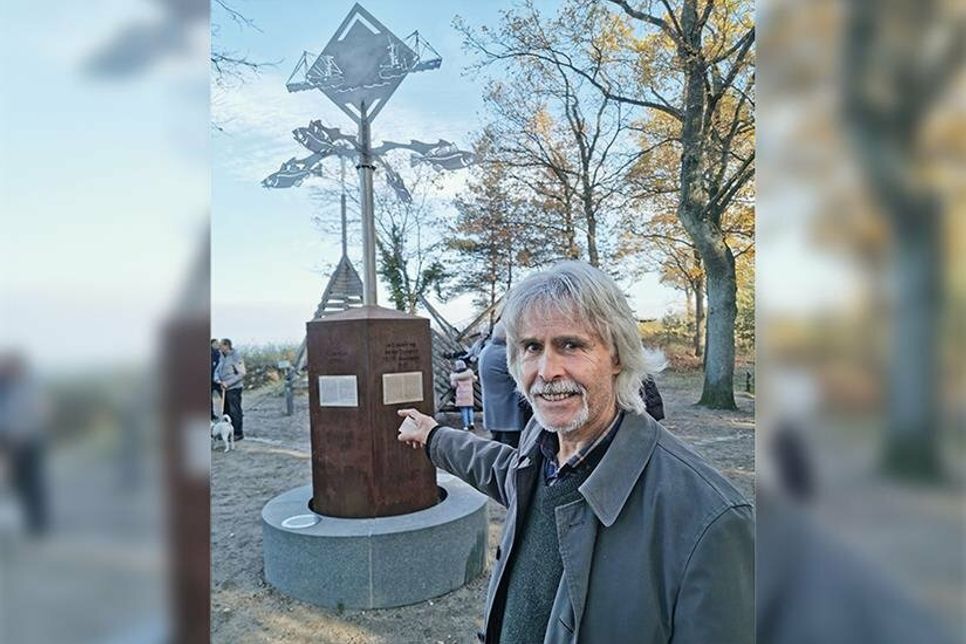 Künstler Rainer Wiedemann vor der neuen Skulptur, die an drei Ereignisse von Niendorf/Ostsee erinnert.