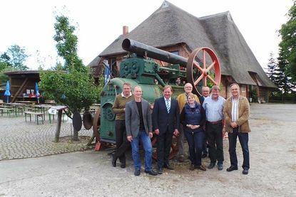 Besuch von MdB Ingo Gädechens (3. v. lks.) auf dem Museumshof in der Vor-Corona-Zeit.