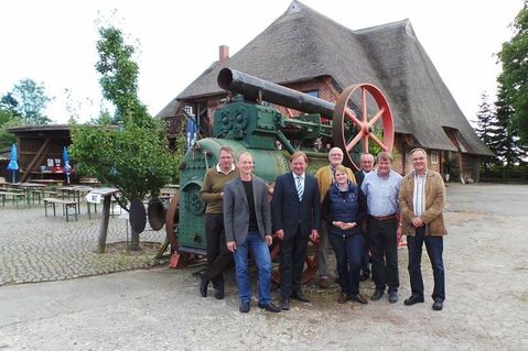 Besuch von MdB Ingo Gädechens (3. v. lks.) auf dem Museumshof in der Vor-Corona-Zeit.