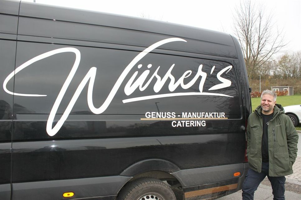 Stefan Würrer mit Firmenwagen und dem Logo seiner Genuss-Manufaktur.