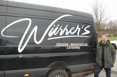 Stefan Würrer mit Firmenwagen und dem Logo seiner Genuss-Manufaktur.
