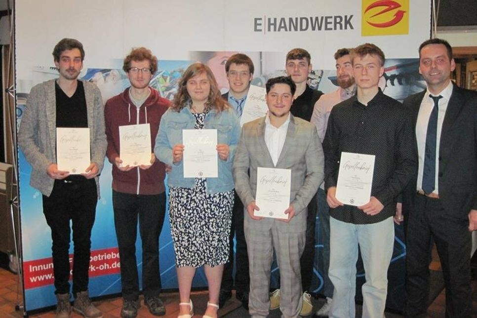 Die erfolgreichen Junggesellen der Berufsschulfachklasse Eutin mit Obermeister Stefan Erbs (re.). Foto: hfr