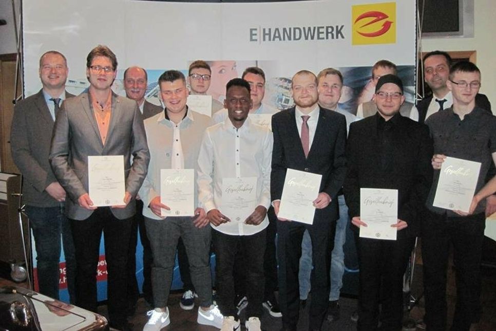Die erfolgreichen Junggesellen der Berufsschulklasse Oldenburg mit Obermeister Stefan Erbs (2. v. re.) und ihren Fachlehrern. Foto: hfr