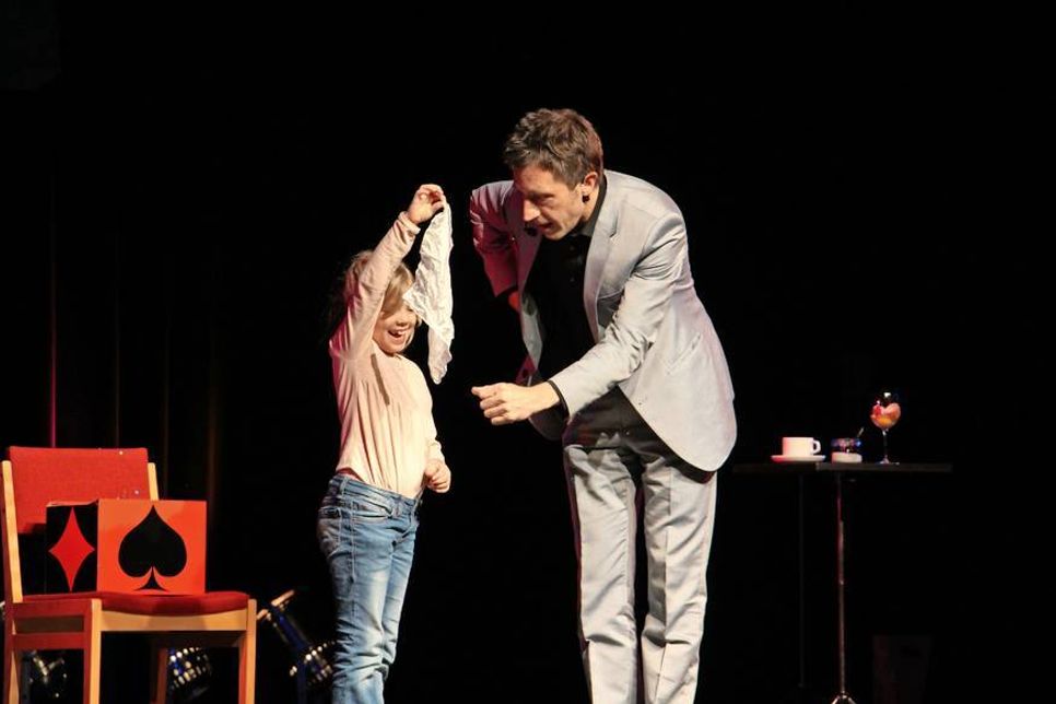Die Zuschauer wurden immer wieder mit eingespannt.  Jörg Willich präsentierte gemeinsam mit seiner Nachwuchs-Assistentin eine trickreiche Show.