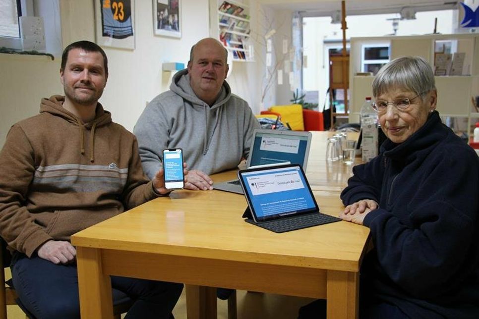 Danny Seidel, Norbert Mohwinkel und Kirsten Friedrich (v. lks.) freuen sich über eine rege Beteiligung.