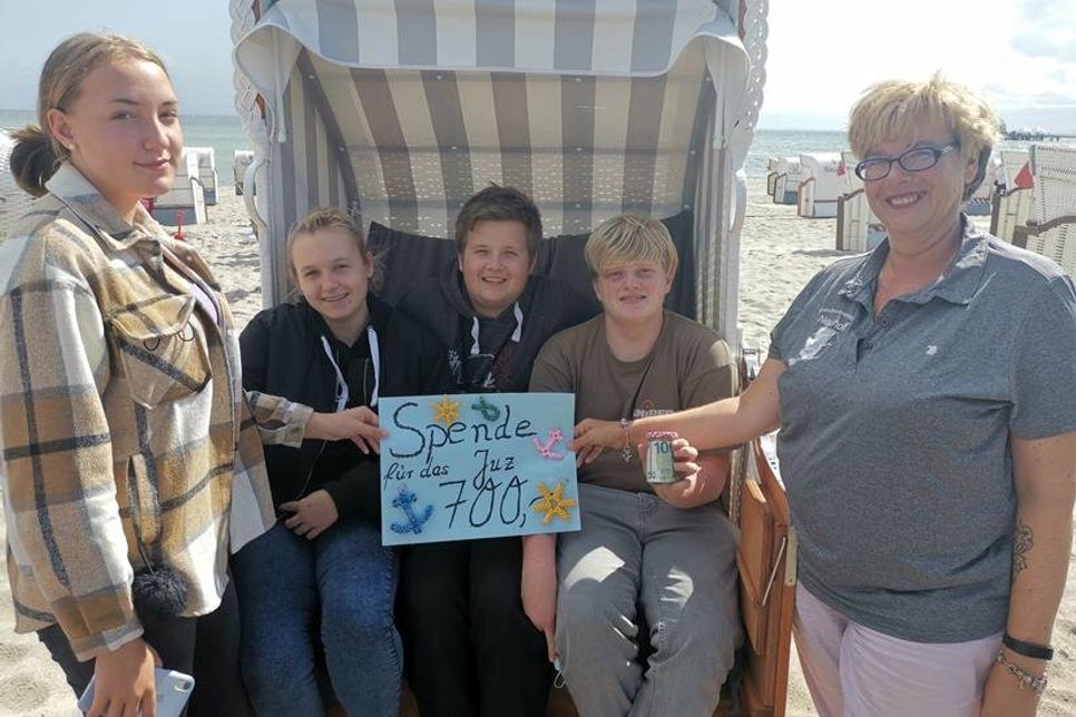 Annette Beyer (re.) übergibt ihre Spende an die Vertreter des Jugendzentrums „Red Corner“.