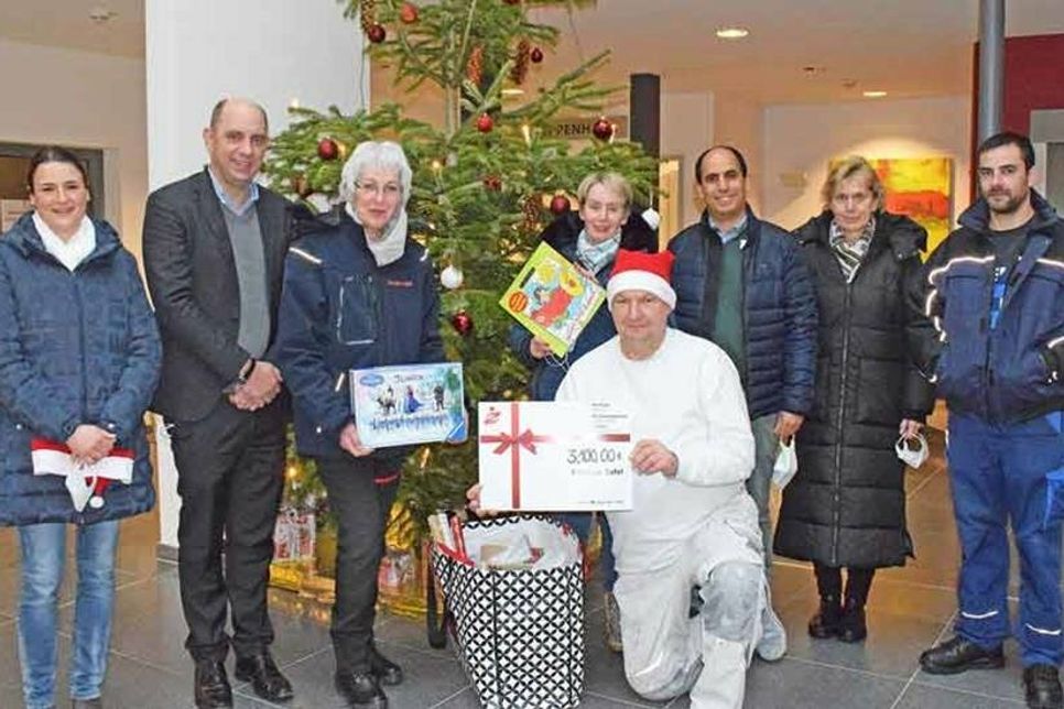 Sammelten Spenden für die vielen Bedürftigen der Preetzer Tafel: Ellen Fender und Alexander Groß (beide Klinik Preetz), Dorit Kuhnt und Renate Beck (beide Tafel-Vorsitzende), Christian Bruschkat (Klinik Preetz), Ouled Attou und Susanne Sielaff-Untiedt (beide Haus am Klostergarten) und Martin Wegmann (Klinik Preetz).
