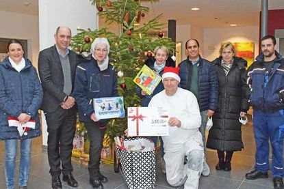Sammelten Spenden für die vielen Bedürftigen der Preetzer Tafel: Ellen Fender und Alexander Groß (beide Klinik Preetz), Dorit Kuhnt und Renate Beck (beide Tafel-Vorsitzende), Christian Bruschkat (Klinik Preetz), Ouled Attou und Susanne Sielaff-Untiedt (beide Haus am Klostergarten) und Martin Wegmann (Klinik Preetz).