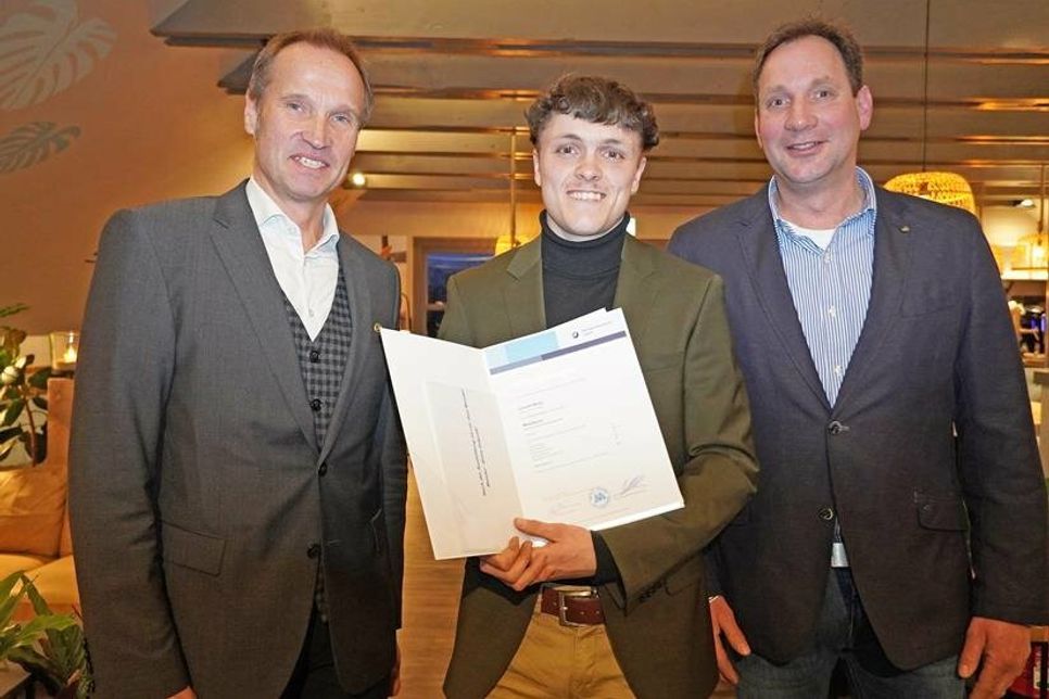 Innungsbester Lennart Wiebe nahm die Glückwünsche von Obermeister Thoralf Volkens (lks.) und seinem Chef Kai Schoske (re.) entgegen.