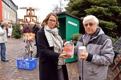 Unterstützt vom büroleitenden Beamten der Stadtverwaltung, Hans-Peter Toll (im Hintergrund), verteilte Bad Schwartaus Gleichstellungsbeauftragte Tanja Gorodiski kostenlose Brötchentüten mit der abgedruckten Rufnummer des Hilfetelefon. Zahlreiche Passanten begrüßten die Aktion. (Foto: Setje-Eilers)