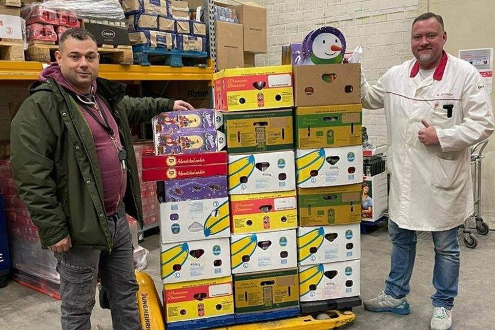 Der voll beladene Lkw erhielt zum Schluss eine großzügige Spende des Famila Marktes Neustadt.