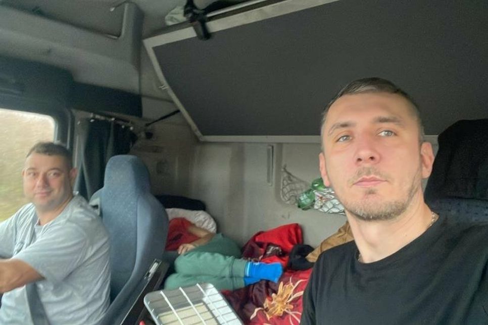 Kolja und Oleg aus der Ukraine, die den Lkw beladen, gefahren und die Hilfsgüter verteilt haben.