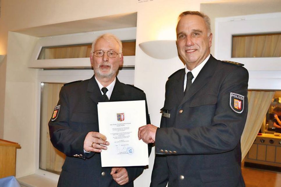 Harald Rothe (li.), der von 2009 bis Januar 2016 die Polizeizentralstation in Timmendorfer Strand leitete, wurde von Polizeidirektor Heiko Hüttmann offiziell in den wohl verdienten Ruhestand verabschiedet. (Foto: Kleinschmidt)