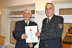 Harald Rothe (li.), der von 2009 bis Januar 2016 die Polizeizentralstation in Timmendorfer Strand leitete, wurde von Polizeidirektor Heiko Hüttmann offiziell in den wohl verdienten Ruhestand verabschiedet. (Foto: Kleinschmidt)