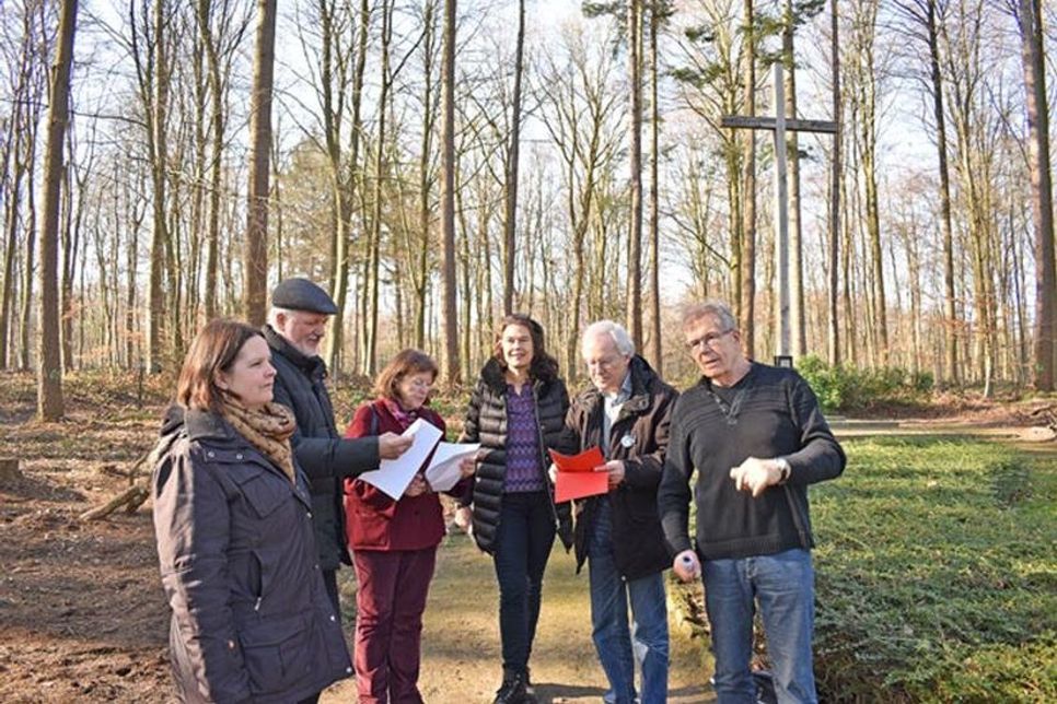 Die Süseler Pastorin Kristina Warnemünde (von links), Michael Hanfstängl (Kirchenkreis Ostholstein), Dr. Ingaburgh Klatt (Gedenkstätte Ahrensbök), Almuth Jürgensen (Pastorin Stockelsdorf), Pastor Lutz Tamchina und Dorfvorsteher Helmut Kurth machten sich ein Bild vom derzeitigen Zustand des Ehrenfriedhofes in Haffkrug.