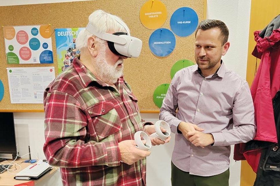 Dieter Gunkel (80) vom Seniorenbeirat (links) ließ sich vom Digitalisierungsbeauftragten der Gemeinde, Göktug Keskin, die Funktionen der VR-Brille erklären und war davon sehr begeistert.