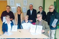 Unterzeichung der Kooperationsvereinbarungen: Fanny Neef, Personalabteilung Maritim Clubhotel, Katrin Bietz, Handwerkskammer, Fachberatung Schule-Betrieb und Schulleiter Michael Bartolf (sitzend von links) sowie Bäckermeister Reinhard Brede (stehend von links), Julia Haupt, stv. Direktorin Maritim Clubhotel, Prof. Dr. Ingo Menke zum Felde, Wirtschaftsakademie SH, Meike Niehaus, Koordinatorin für Berufs- und Studienorientierung am OGT und Georg Möller von Protonet. (Foto: OGT)
