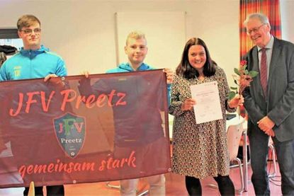 Fynn Warnke (li.) und Til Schröder freuen sich mit Christin Grothmann über den Preis für den JFV Preetz.