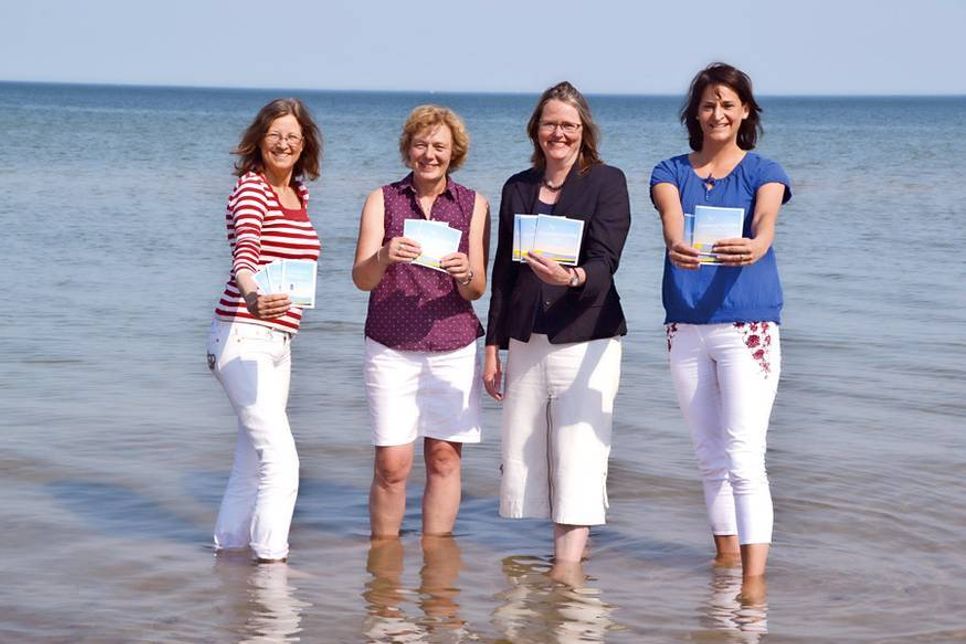 Merle Fromberg (Fachbereich Kirche und Tourismus des Kirchenkreises, von links), Heike Henningsen (Projekt „Sommerkirche 2018“), Strandpastorin Katharina Gralla und Silke Szymoniak, Marketingleiterin der TSNT GmbH, präsentieren die neue Broschüre „Sommerkirche 2018“ und den Flyer „Einladende Kirchen“. (Foto: René Kleinschmidt)
