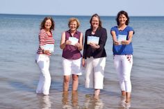 Merle Fromberg (Fachbereich Kirche und Tourismus des Kirchenkreises, von links), Heike Henningsen (Projekt „Sommerkirche 2018“), Strandpastorin Katharina Gralla und Silke Szymoniak, Marketingleiterin der TSNT GmbH, präsentieren die neue Broschüre „Sommerkirche 2018“ und den Flyer „Einladende Kirchen“. (Foto: René Kleinschmidt)