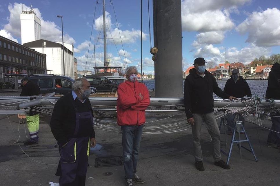 Segler beim Kranen ihrer Boote.