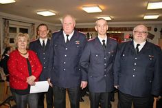 Wehrführer Andre Johnsen, stellvertretender Wehrführer Björn Schildknecht, Vorgänger Helmut Schlichting, stellvertretender Gemeindewehrführer Bastian Walkhoff und stellvertretende Bürgermeisterin Bärbel Seehusen (v. re.).