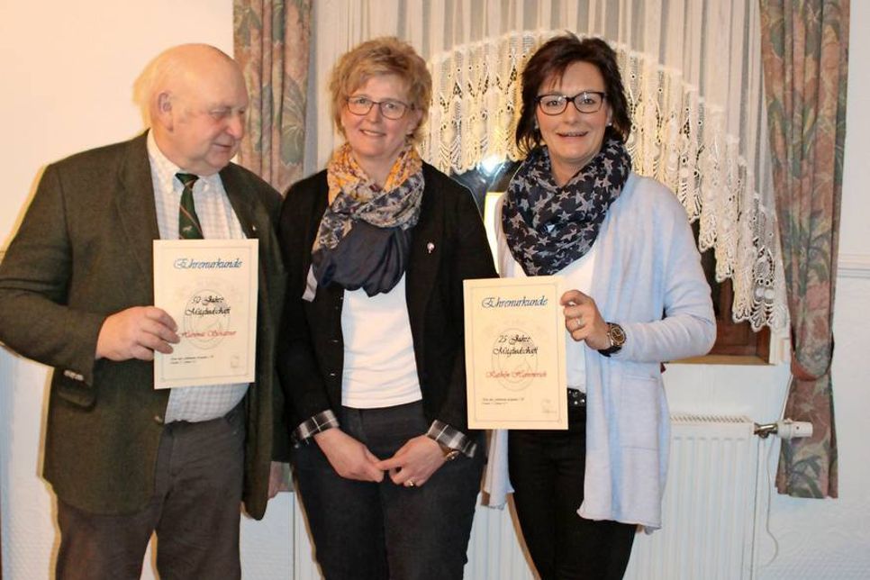 Die langjährigen Mitglieder Hartmut Schattner, Anja Lamp (Vorsitzende) und Kathrin Hammerich (v. lks.) wurden ausgezeichnet.