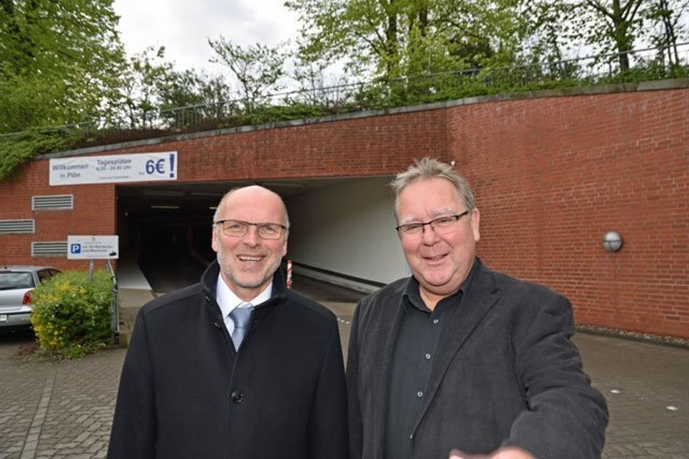 Steht als Parkhaus wieder zur Verfügung: Bürgermeister Lars Winter und der Geschäftsführer der Fielmann AG Lars Hellberg haben die Schlossgarage unter der Plöner Reitbahn wieder freigegeben.