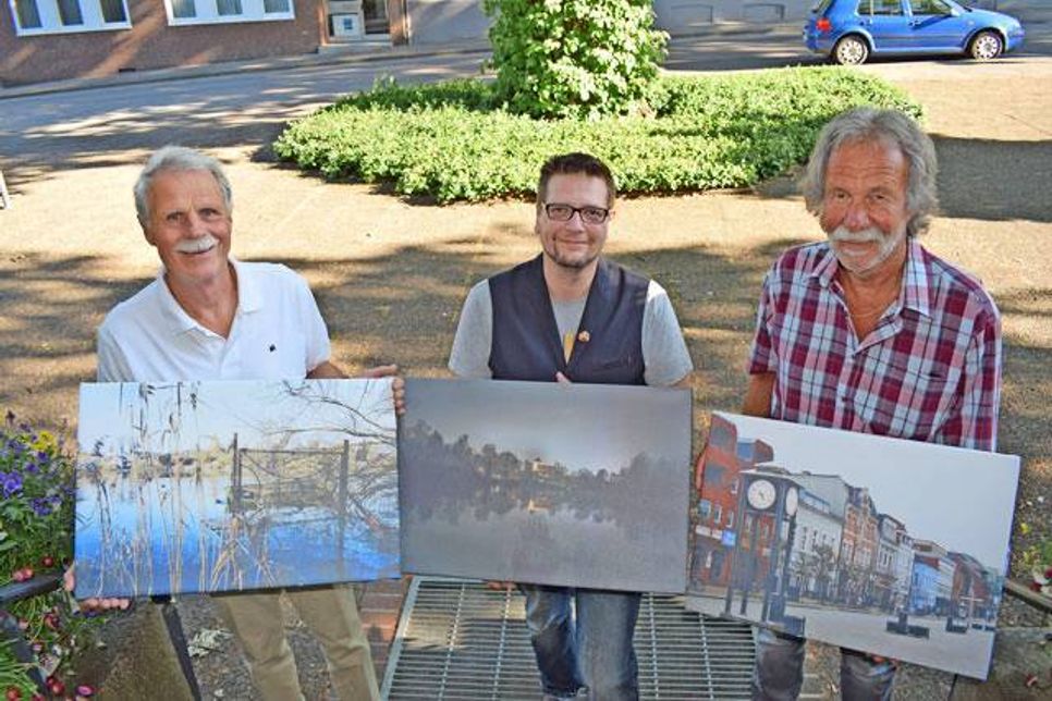 Die glücklichen Gewinner des Preetzer Fotowettbewerbs: 1. Platz Dirk Gehlhar (mi.), 2. Platz Gerd Dreßler (li.) und 3. Platz Otto Volk (re.).