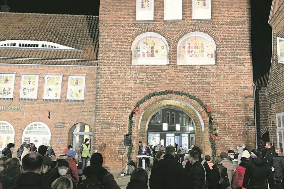 Am 1. Dezember versammelten sich viele begeisterte Neustädter am Kremper Tor.