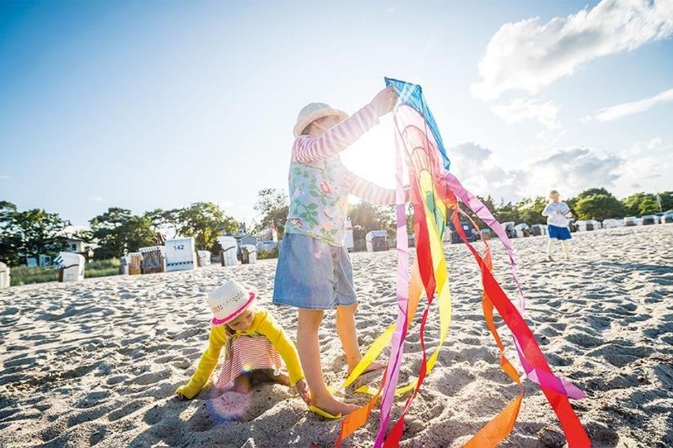 Ab sofort ist der Kinder-StrandKlub in Timmendorfer Strand und Niendorf/Ostsee mit seinem kostenfreien Kinderprogramm wieder vor Ort.