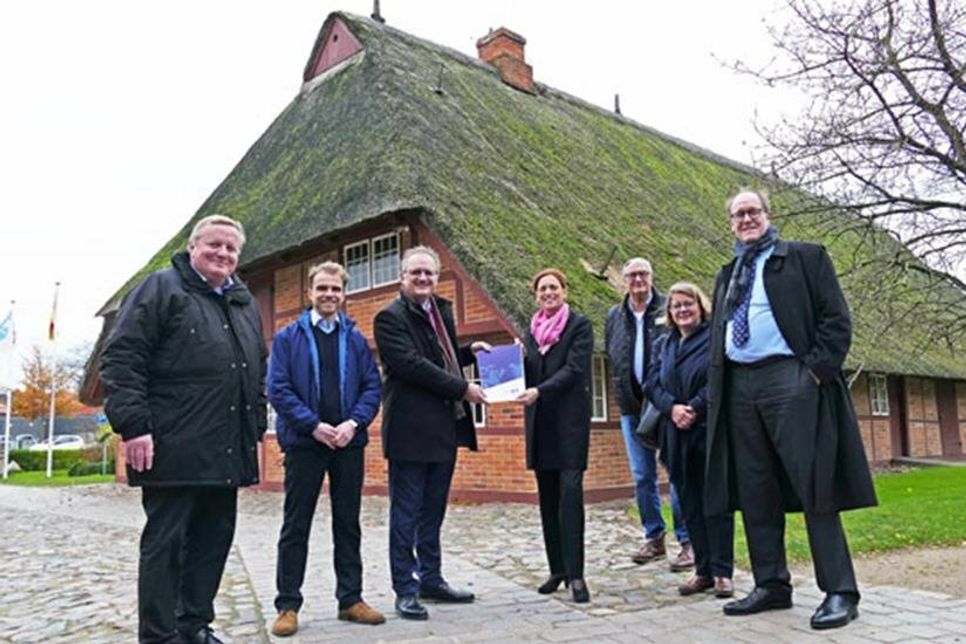 Werner Kalinka (MdL), Robert Zeltner, Peter A. Kokocinski, Ministerin Karin Prien, Hartwig Blachewitz, Christine Nebendahl und Prof. Dr. Mathias Nebendahl.