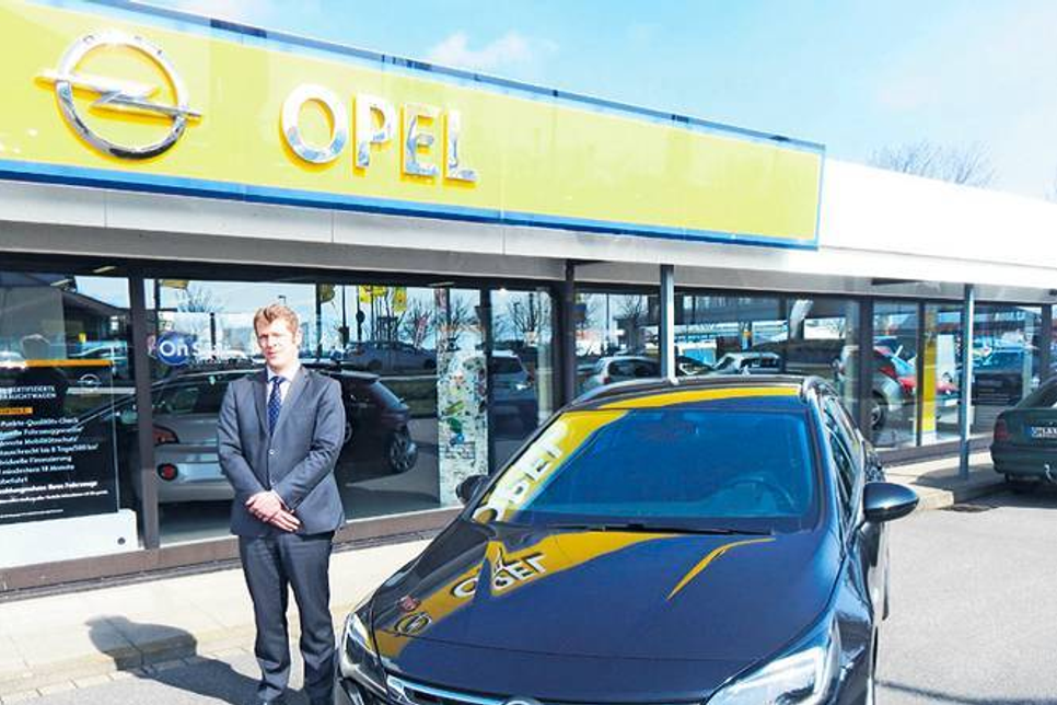 Verkaufsberater Nils Schuldt präsentiert den neuen Opel Astra